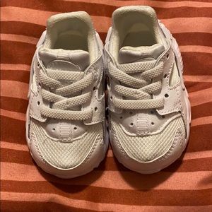 Baby shoes size 2C
